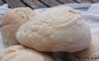 panecillos blancos - pan uvas y queso