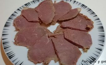 pastrami de ternera en crock pot - pan uvas y queso