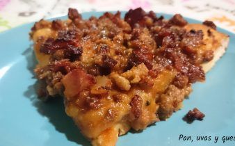 pizza de carne con base de pure de patata - pan uvas y queso