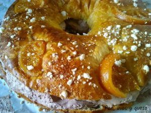 roscon de reyes con masa madre - pan uvas y queso