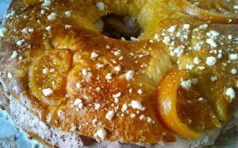 roscon de reyes con masa madre - pan uvas y queso