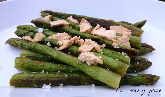 esparragos trigueros con foie - pan uvas y queso