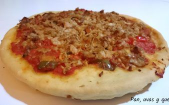 coca de atun - pan uvas y queso