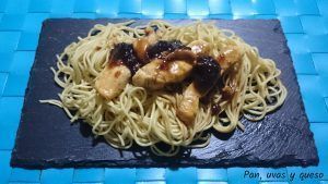 fideos chinos con pollo - pan uvas y queso