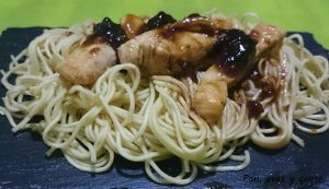 fideos chinos con pollo - pan uvas y queso