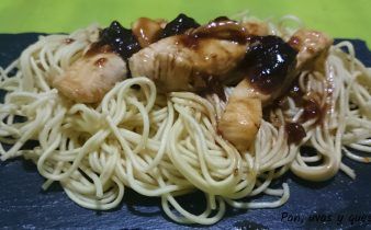 fideos chinos con pollo - pan uvas y queso