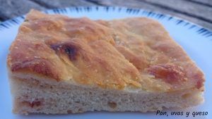 focaccia con tomates secos - pan uvas y queso