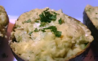 aguacates con marisco - pan uvas y queso