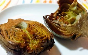 alcachofas confitadas en crock pot - pan uvas y queso