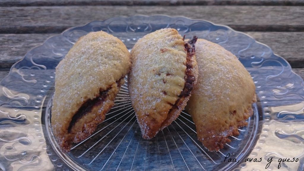 flaons de morella - pan uvas y queso
