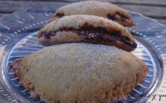 flaons de morella - pan uvas y queso