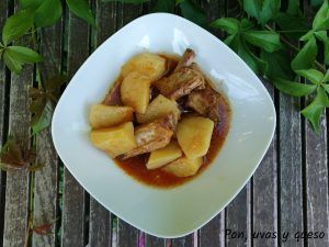 patatas a la cazuela crockpot - pan uvas y queso