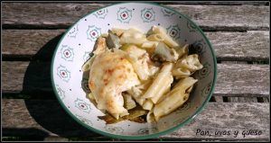 Macarrones con alcachofas - pan uvas y queso