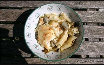 Macarrones con alcachofas - pan uvas y queso