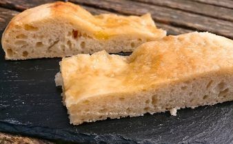 bollo de migas de fuentes de ayodar - pan uvas y queso