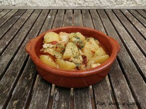 guisao de patatas con bacalao - pan uvas y queso