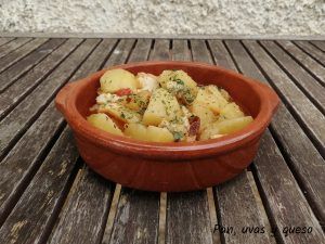 guisao de patatas con bacalao - pan uvas y queso
