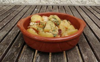 guisao de patatas con bacalao - pan uvas y queso