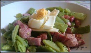 judias verdes salteadas - pan uvas y queso