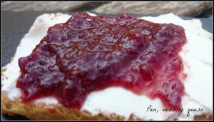 mermelada de cereza en crock pot - pan uvas y queso