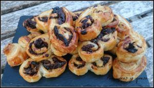 palmeras de tomate - pan uvas y queso