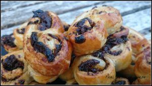 palmeras de tomate - pan uvas y queso