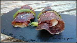 rollos de cecina - pan uvas y queso