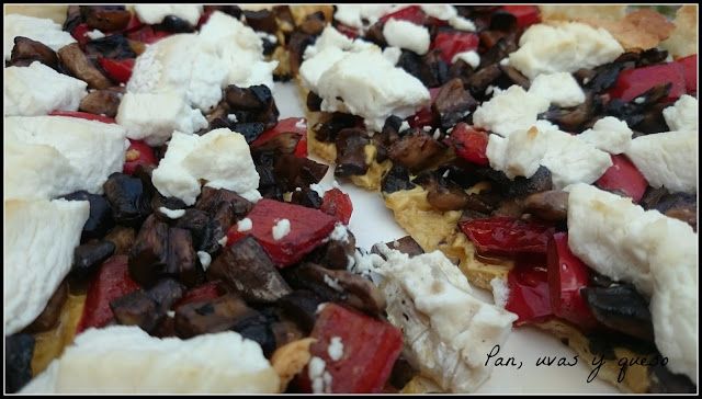 tarta de champiñones - pan uvas y queso