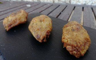 alas de pollo fritas - pan uvas y queso