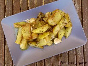 patatas asadas mantequilla crockpot - pan uvas y queso