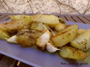 patatas asadas mantequilla crockpot - pan uvas y queso