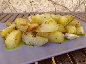 patatas asadas mantequilla crockpot - pan uvas y queso