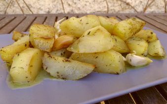 patatas asadas mantequilla crockpot - pan uvas y queso