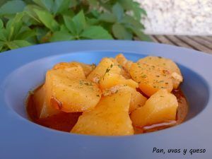 patatas estofadas crockpot - pan uvas y queso