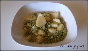 patatas en salsa verde crockpot - pan uvas y queso