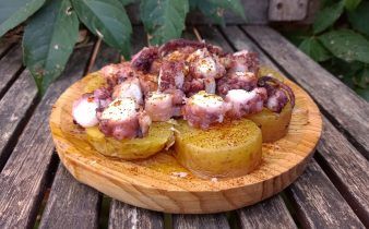 pulpo gallega crockpot - pan uvas y queso
