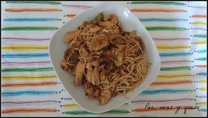 fideos chinos con salsa de soja - pan uvas y queso