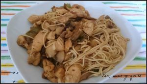 fideos chinos con salsa de soja - pan uvas y queso