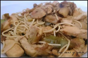 fideos chinos con salsa de soja - pan uvas y queso