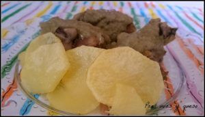 pollo al vino tinto crockpot - pan uvas y queso