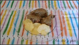 pollo al vino tinto crockpot - pan uvas y queso