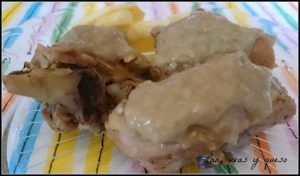 pollo al vino tinto crockpot - pan uvas y queso