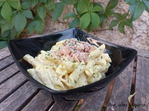 ensalada pasta gribiche - pan uvas y queso