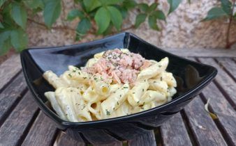 ensalada pasta gribiche - pan uvas y queso