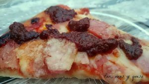pizza de lacon - pan uvas y queso