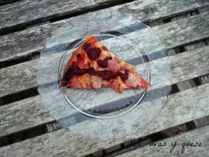 pizza de lacon - pan uvas y queso