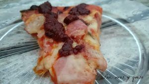 pizza de lacon - pan uvas y queso