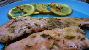 salmon con hinojo - pan uvas y queso