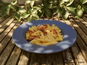 macarrones carbonara - pan uvas y queso