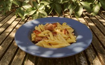 macarrones carbonara - pan uvas y queso